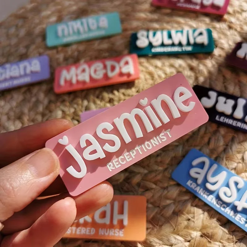 

Персонализированная брошь с именем и символом, креативная именная табличка, акриловые значки для медсестер и врачей, повседневные украшения, подарки.