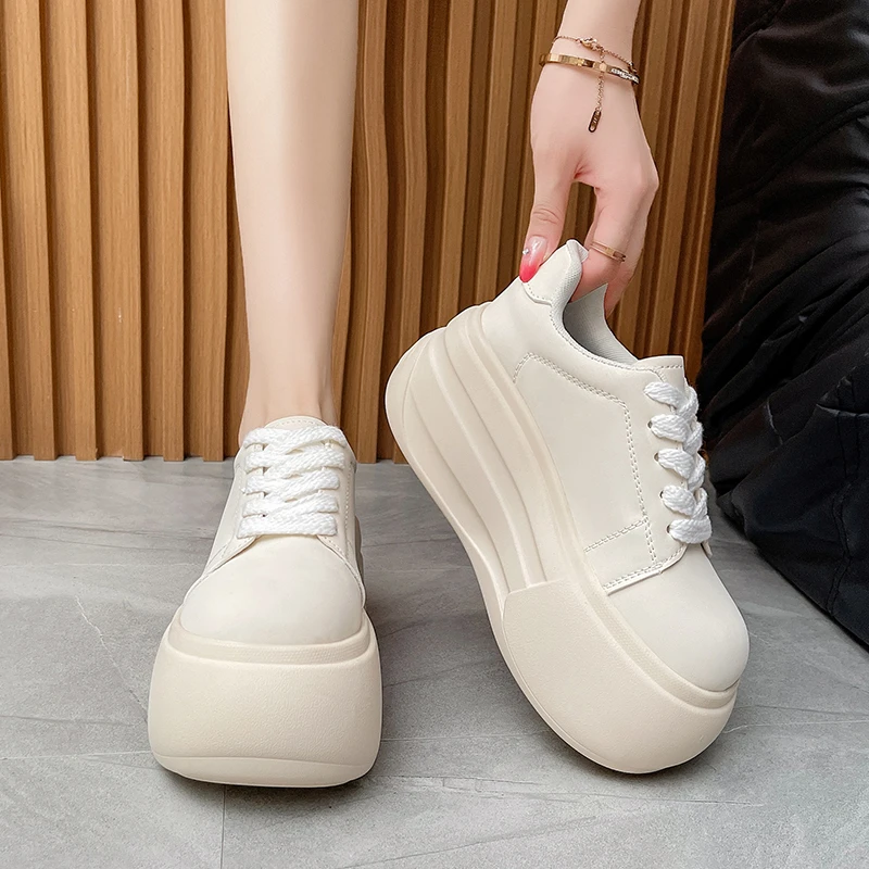 2026 8CM zapatos de suela gruesa de otoño para mujer, zapatillas de deporte de plataforma plana vulcanizadas de cuero de microfibra transpirable, zapatos blancos para caminar