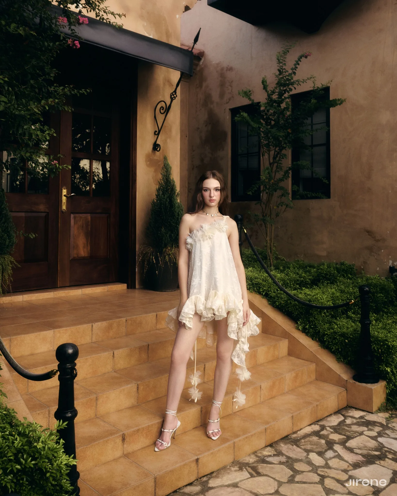 Branco cremoso fora do ombro chiffon curto a linha vestido com babados em camadas boho chique vestido de verão vestido de festa 2026 personalizado