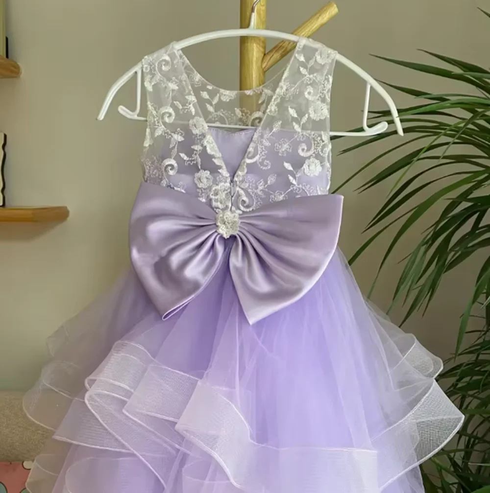 Maßgeschneidertes Blumenmädchenkleid aus lila Tüll mit abgestuften weißen Applikationen und Schleife für Hochzeit, Geburtstag, Party, Abschlussball, Abend, Bankettkleid