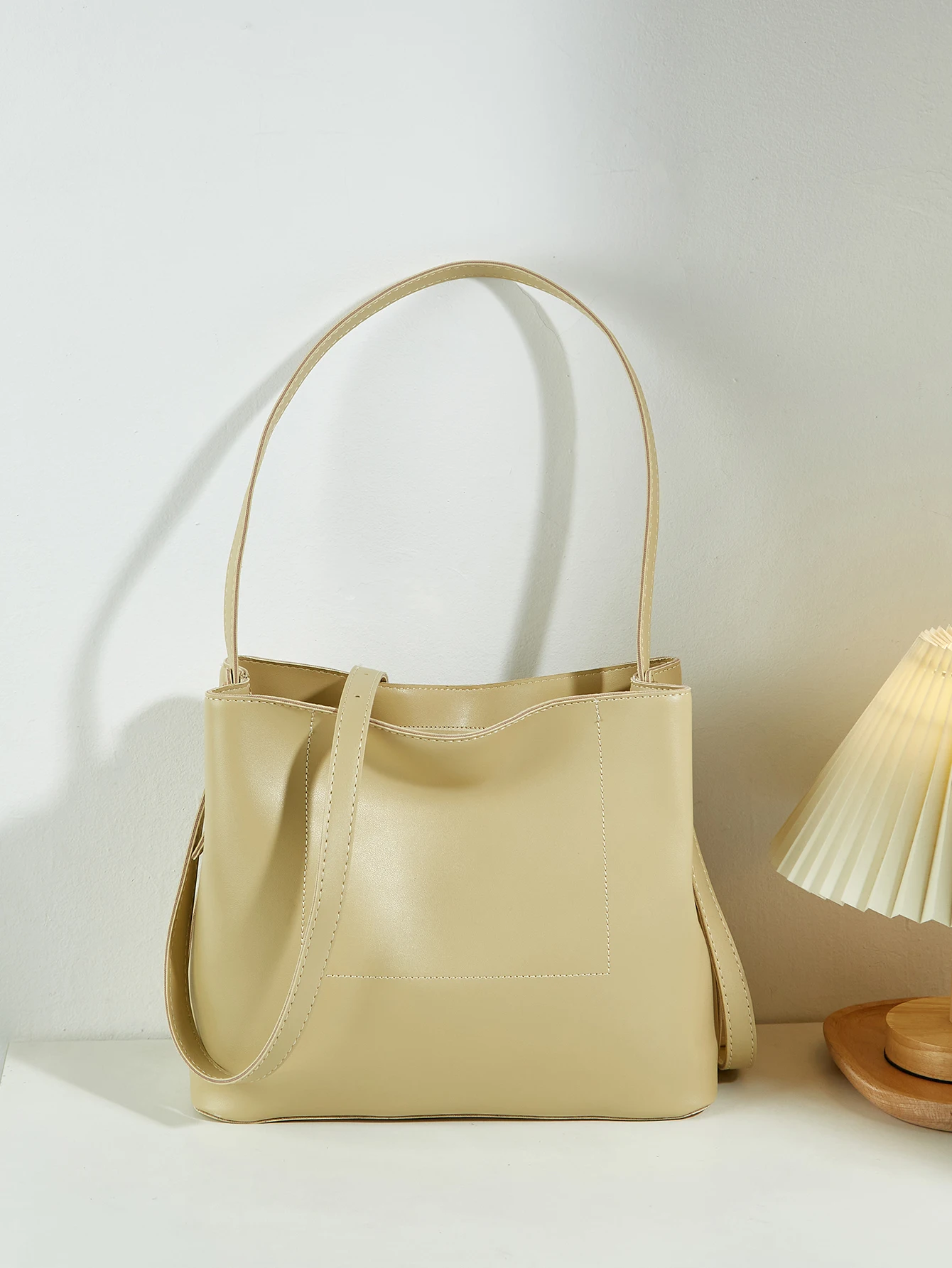 New minimalist and elegant large capacity multifunctional bucket bag suitable for daily commuting and friend gatherings