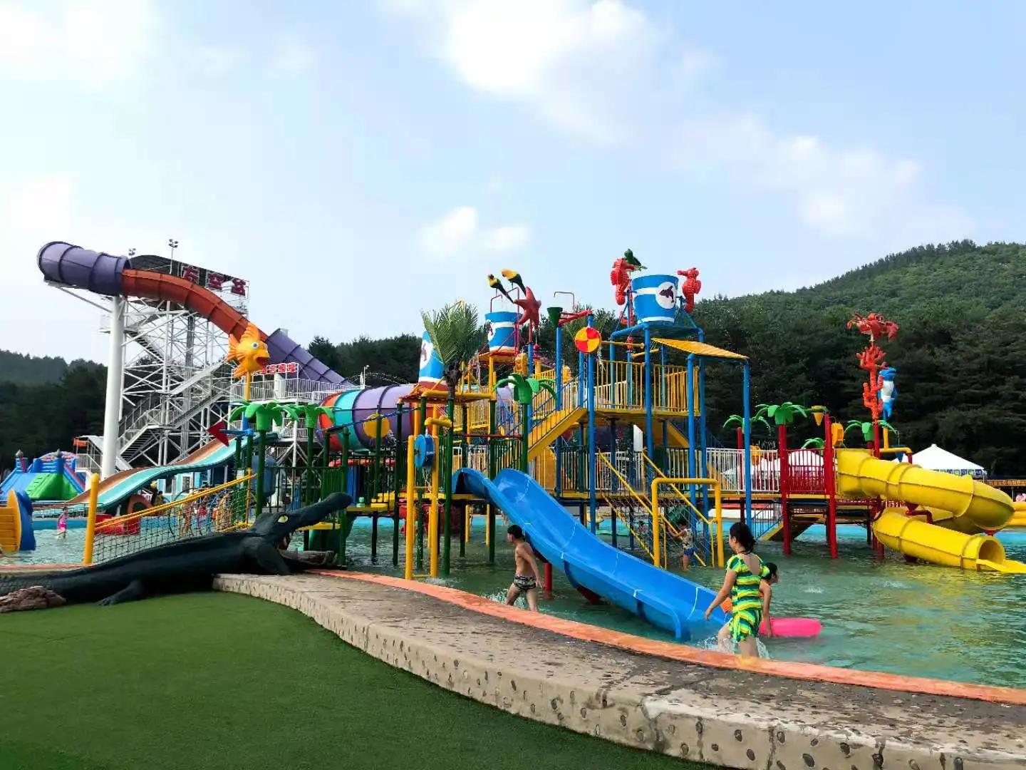 Profesjonalne, duże, zewnętrzne, dziecięce urządzenia do parków wodnych, z włókna szklanego, zjeżdżalnie Tongxin TX05233, zaprojektowane do zabawy dzieci.