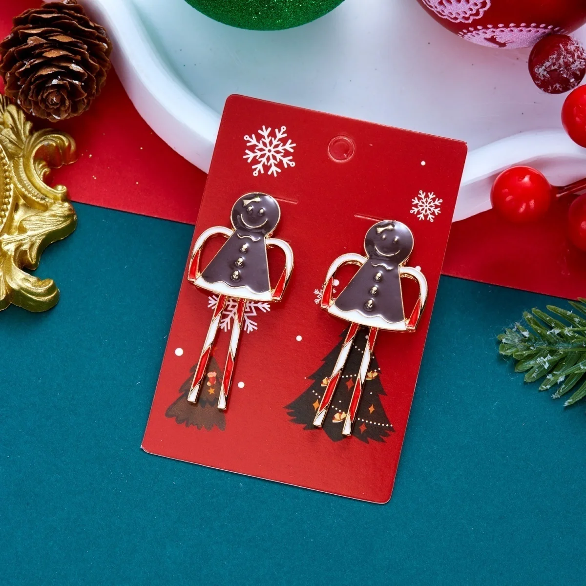 Weihnachtliche kreative Ohrhänger mit simulierten Perlen und langen Beinen im Weihnachtsmann-Design für Damen, Neujahrs-Ohrschmuck mit Lebkuchenmann und Schneemann. – Detail 29