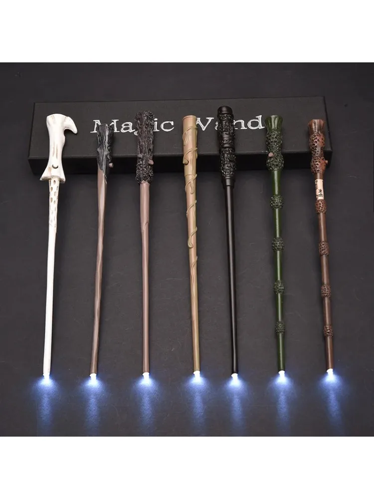 Różnorodne świetliste różdżki z butiku Harry'ego, różdżki LED na baterie, świetliste różdżki z rzeźbieniami Herminy i Dumbledore'a. — 2