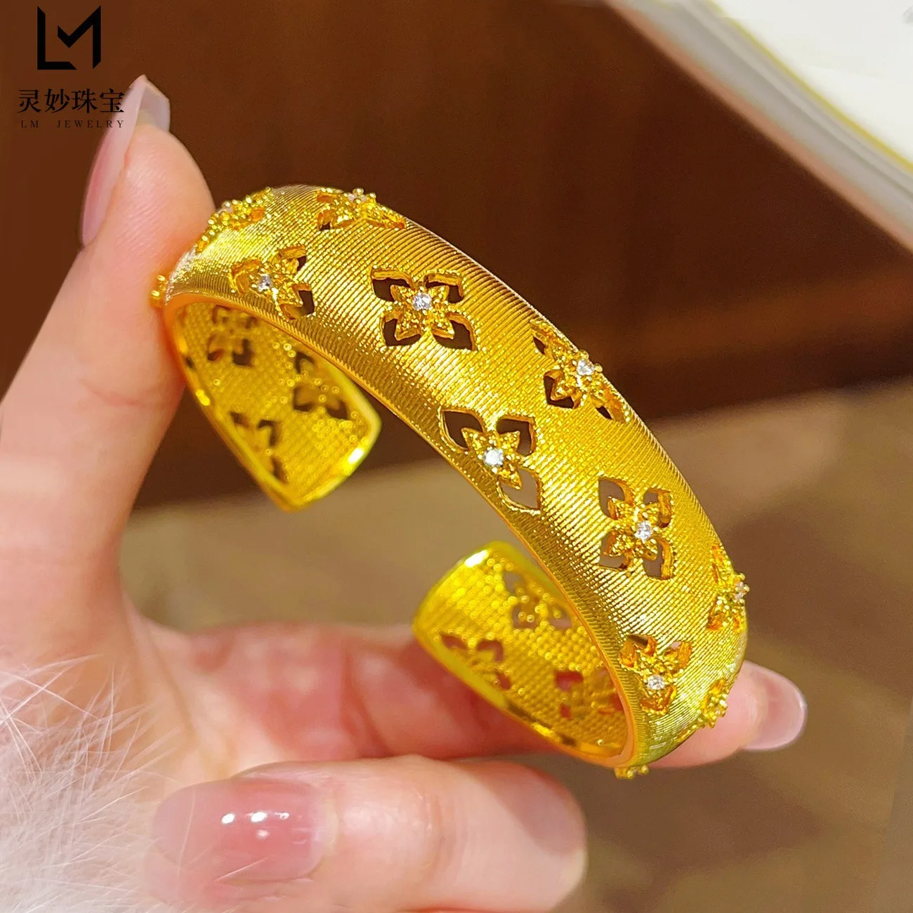 

Lucky Blessing Hollow Clover Open Bangle For Women 24K Gold AU999 Clover brings good fortune while hollow design keeps wearing