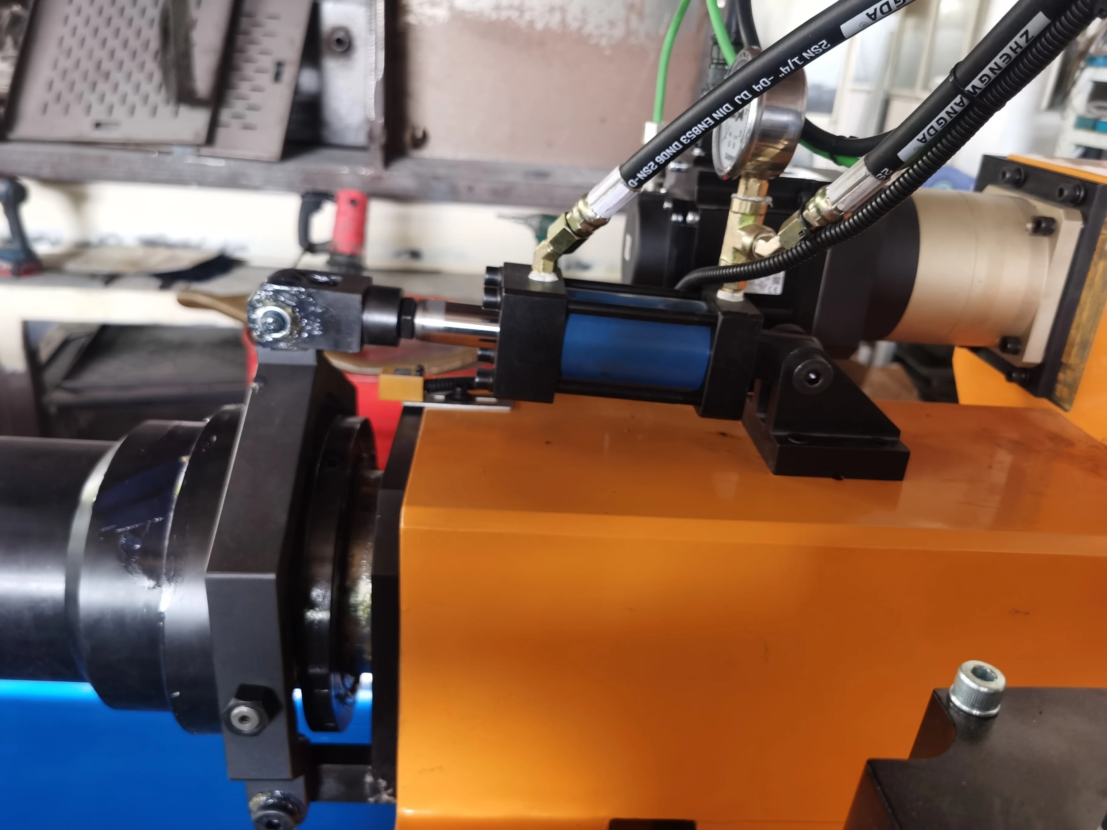 เครื่องดัดขึ้นรูปท่อและโปรไฟล์แบบอัตโนมัติ ใช้ระบบไฮดรอลิก มอเตอร์ CNC สำหรับดัดลวดเหล็ก อลูมิเนียม และเหล็กกล้าไร้สนิม  ใช้งานง่ายและเป็นมิตรต่อการใช้งาน