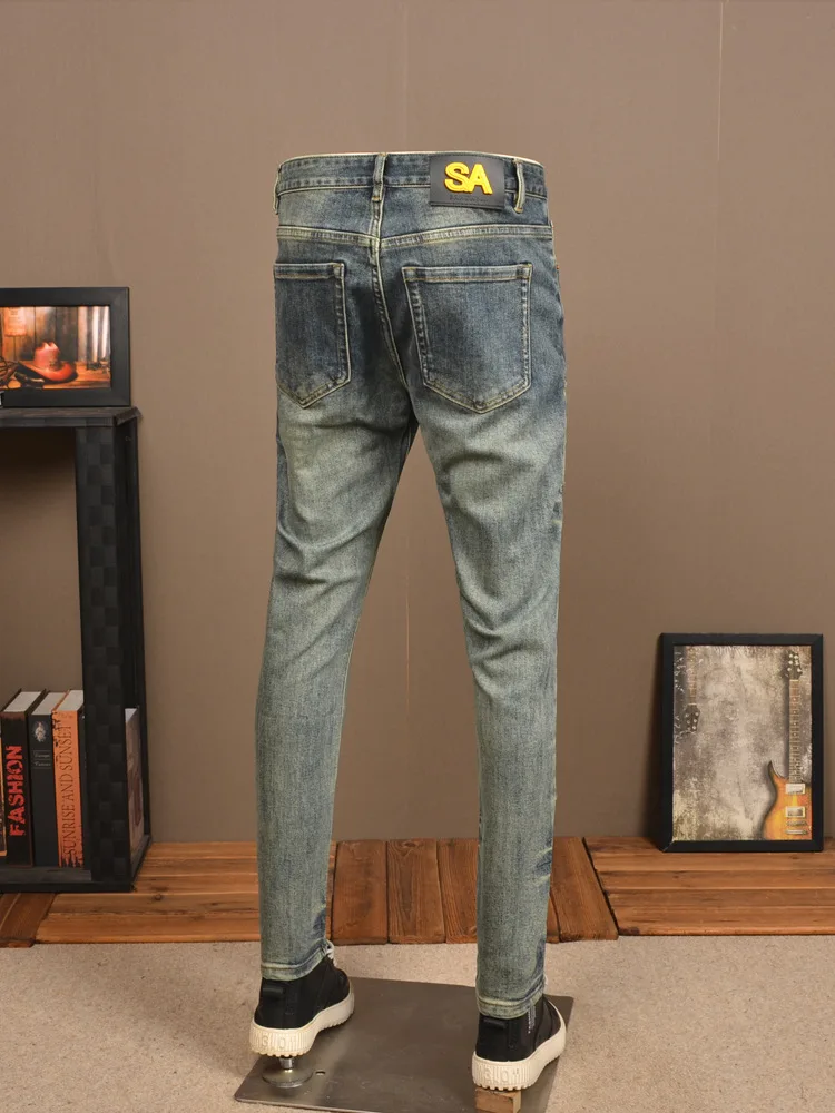 Jeans Portés Rétro pour Hommes, Personnalité de Rue, Commandée, Coupe Slim, Haut de Gamme, Patch Grill Brodé, Lavé, Décontracté, Moto Fjj