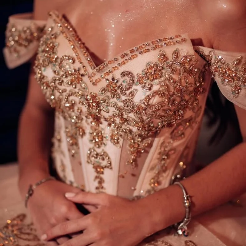 Maßgeschneiderte Champagnerfarbene Quinceanera-Kleider aus der Schulter, Pailletten-Applikation, Kristall, langer Schwanz, Schleife, Vestido 15, Quinceanera