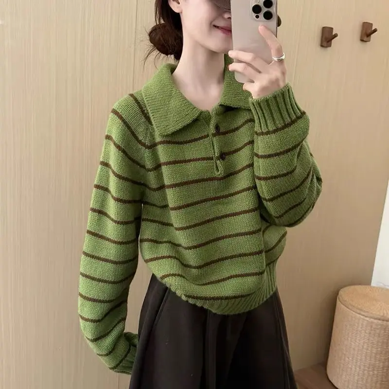 

Женский свитер в полоску с отложным воротником и половиной пуговиц с круглым вырезом, свободный осенне-зимний новый стильный вязаный топ с длинными рукавами