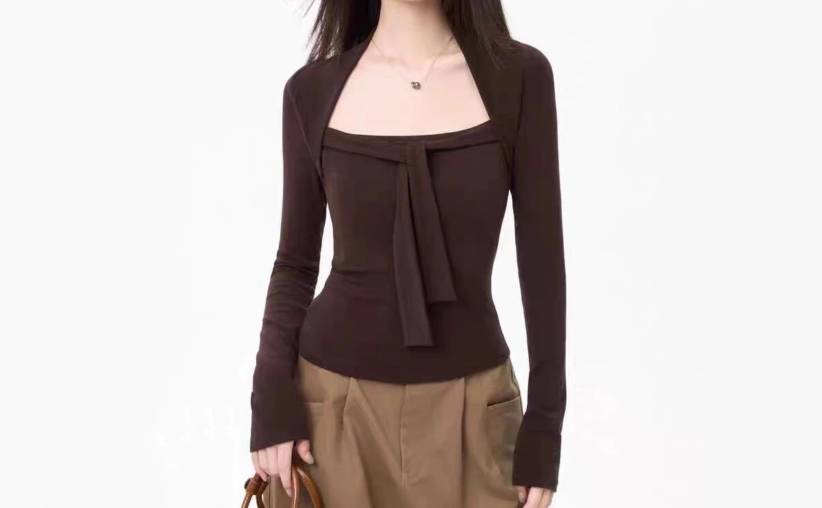 Nueva camiseta de manga larga con cuello cuadrado de dos piezas falsa de color café para mujer en otoño 2025, camiseta básica ajustada