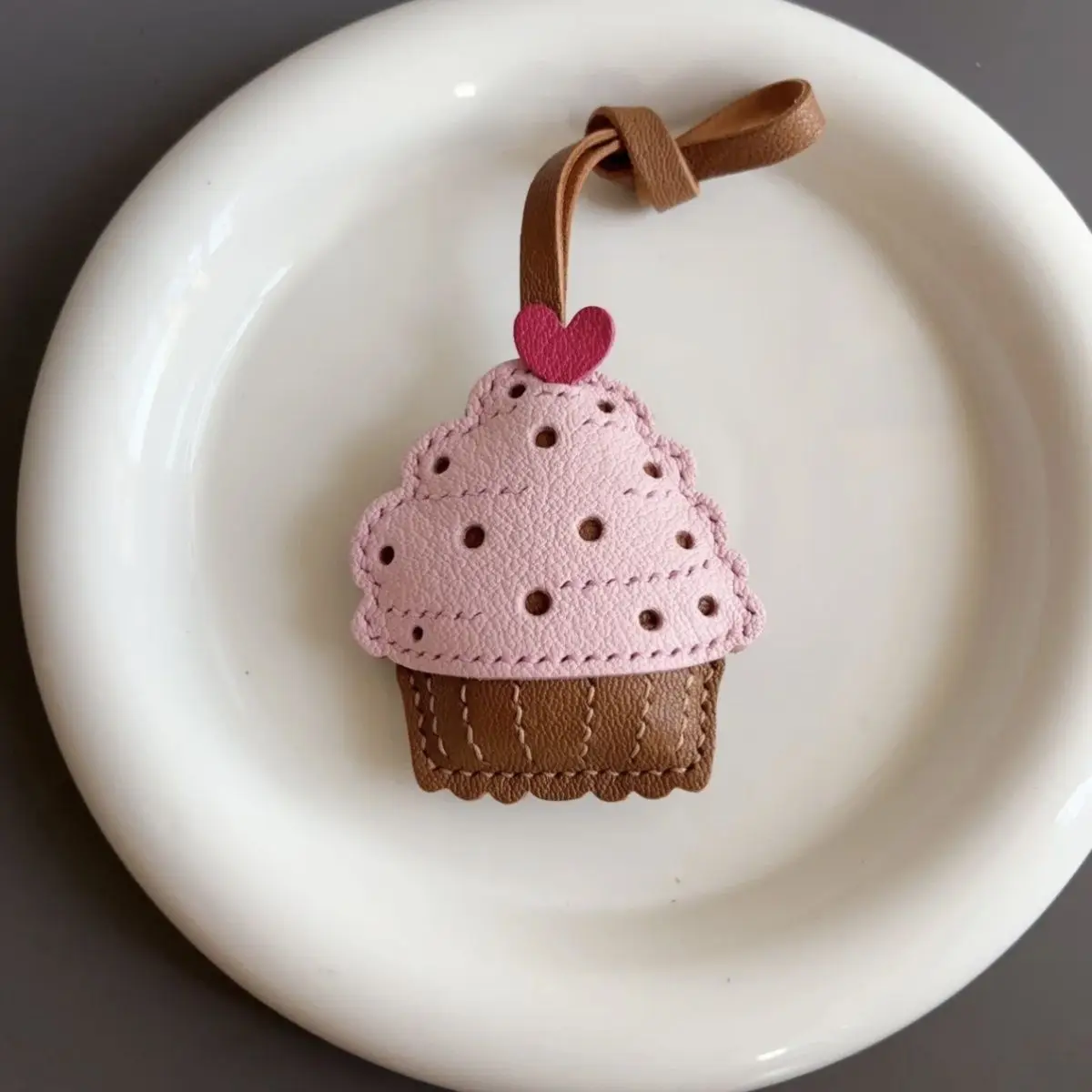 

Кожаный брелок ручной работы в виде милого креативного мини-торта, подвеска-украшение, декоративный брелок для ключей, подвесной шарм