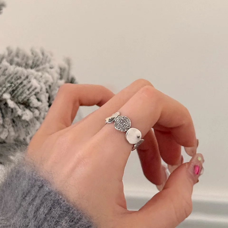 حلقة مفتوحة هندسية غير منتظمة فضية بتصميم شبكي عتيق مناسب لإكسسوارات الطي العصرية الرائعة للفتيات