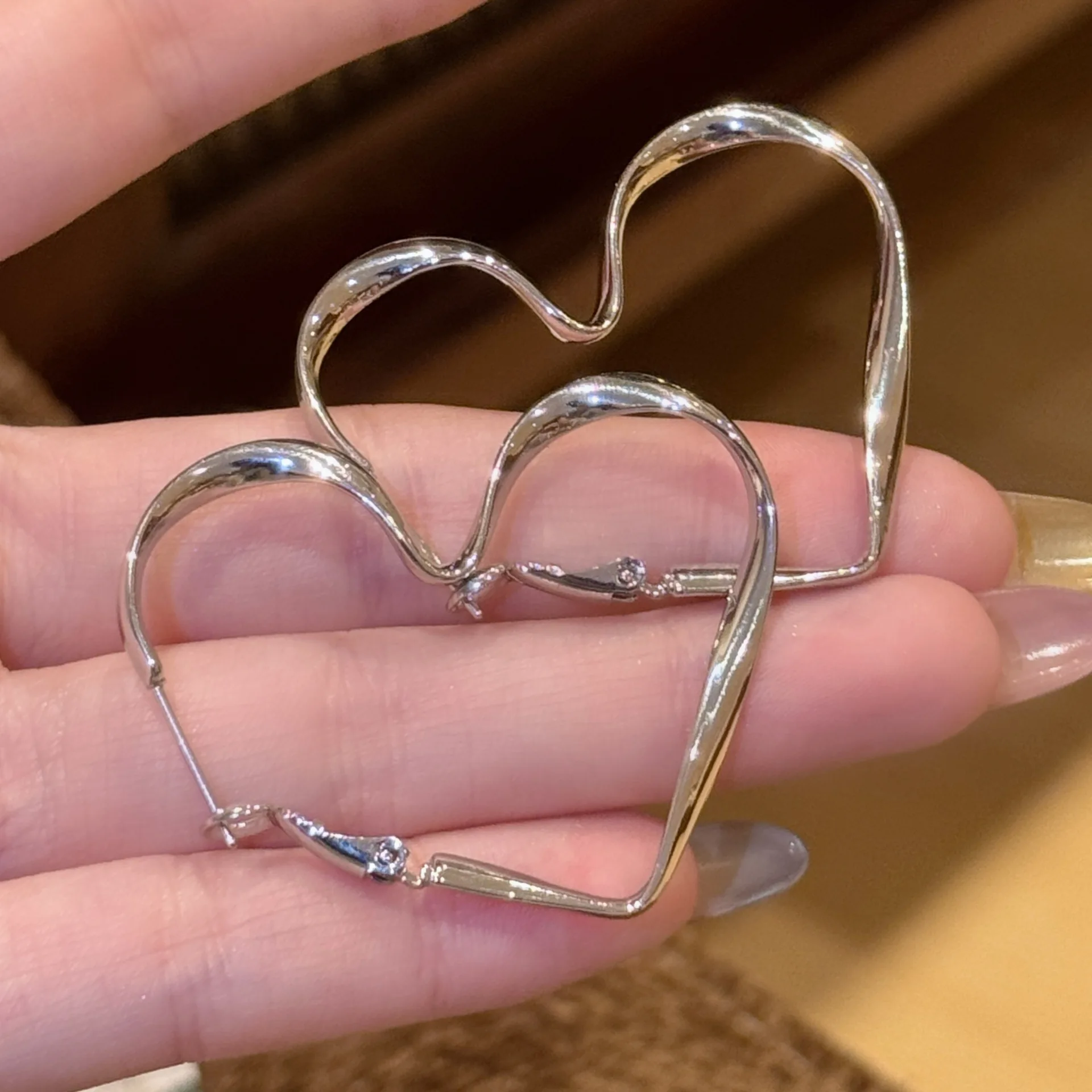 Love earrings, niche design sense, fashionable and versatile earrings, women's high-end stud earrings, women's silver.