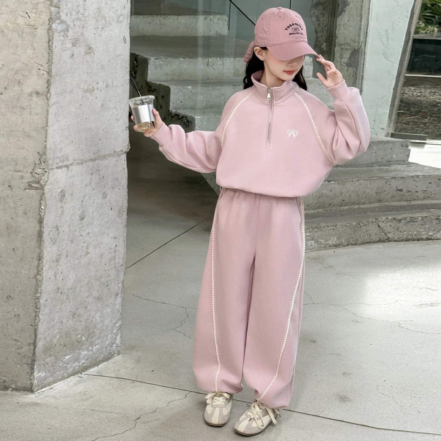 سترة بناتي لخريف وشتاء 2025 من القماش والدانتيل الوردي مع قلنسوة + فيونكة فضفاضة واسعة الساق طقم أطفال للمراهقين 4 7 8 9 10 11 12 14 15 سنة