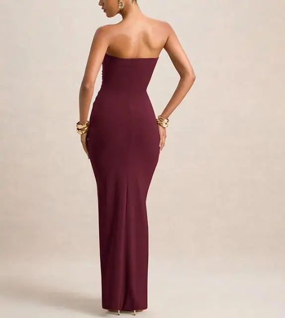 فستان نسائي صيفي 2026 بتصميم كلاسيكي أنيق ومطوي بلون موحد وقصة ضيقة بدون ظهر وبدون حمالات للحفلات