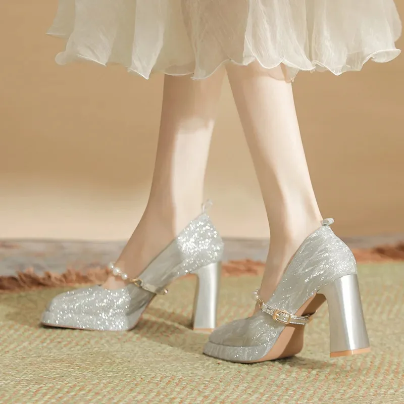 

Новейшие серебряные свадебные туфли на высоком каблуке, женские туфли-лодочки с бриллиантами и жемчужной цепочкой, туфли с кристаллами, блестящие туфли со стразами и острым носком, вечерние 5; c, 6's.2; b'8