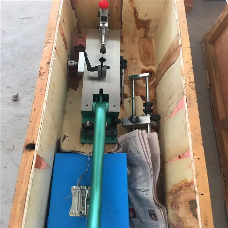 Piegatrice manuale per interposizione con lama fustellatrice ad alta precisione