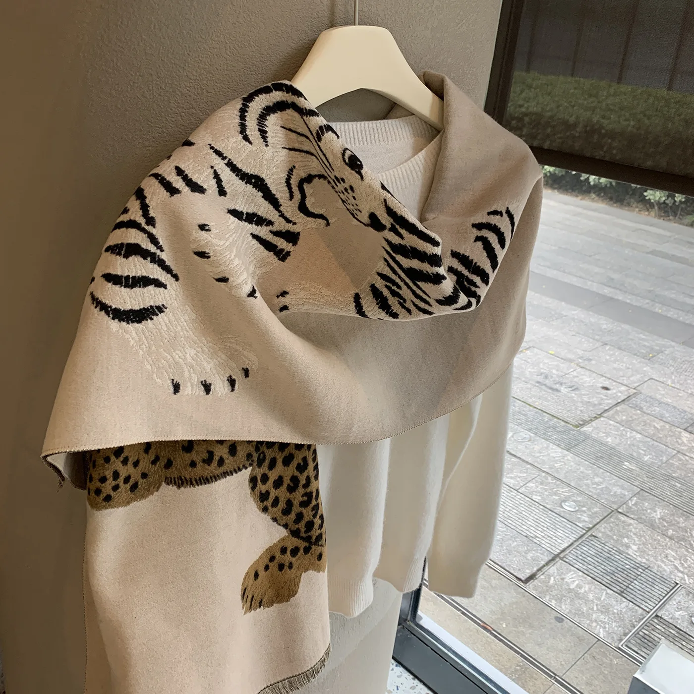 Retro Leopard Shawl Old Money Style Light Luxury Fashion Temperament Scarf High Sense Leopard Print Warm Hair Pulled Shawl