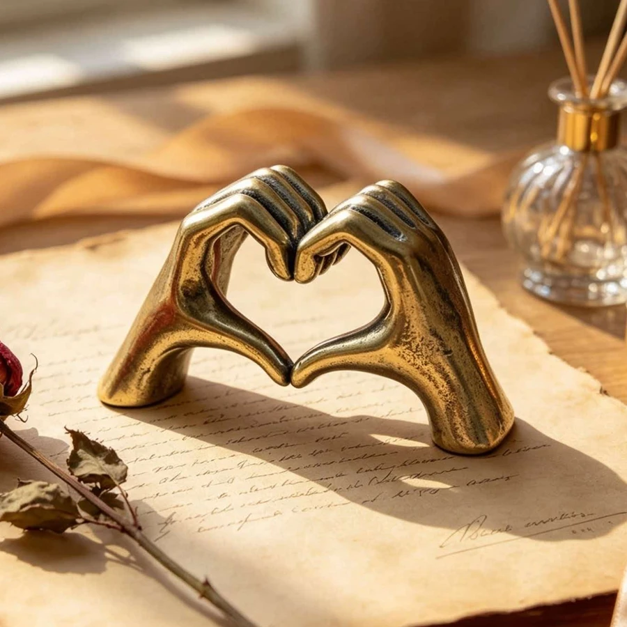 Vintage Brass Heart Gesture Statue, Hand-Carved Symbol of Eternal Love - Interlocking Heart Gesture Decoration, Romantic Gift for Couples and Anniversary Present, No Electricity Required, Suitable for Christmas, Thanksgiving, New Year, Halloween, Seasonal Home Decoration | Retro Heart Gesture | Detailed Craftsmanship, Love-Themed Decorations, Suitable for Christmas and Halloween Decorations, Autumn Home Decor Collectible Figurines.
