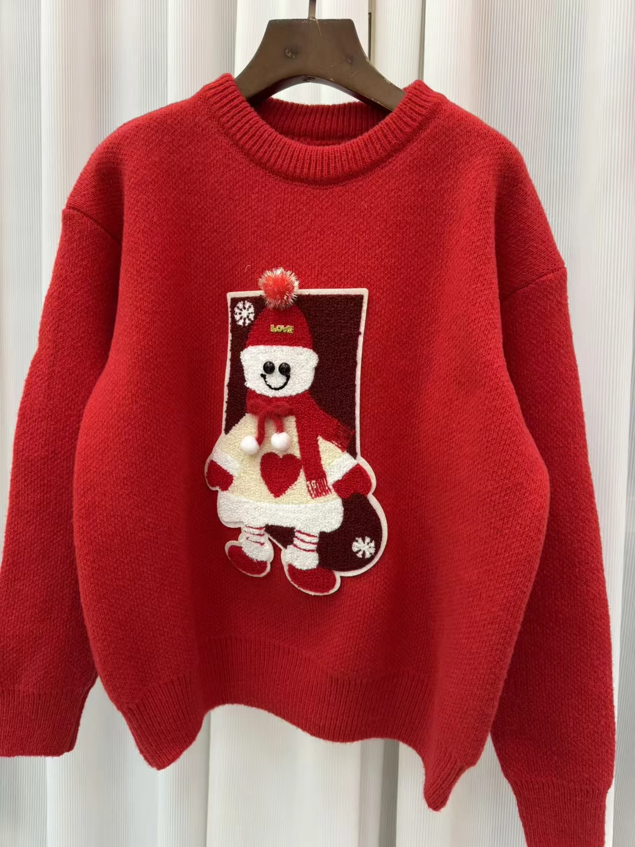 

Женский свитер с рождественским сердечком и аппликацией в виде снеговика, милый красный вязаный топ с помпоном, свободный мягкий и теплый топ с круглым вырезом, женский рождественский наряд, подходит для рождественских фиников и повседневных встреч для де