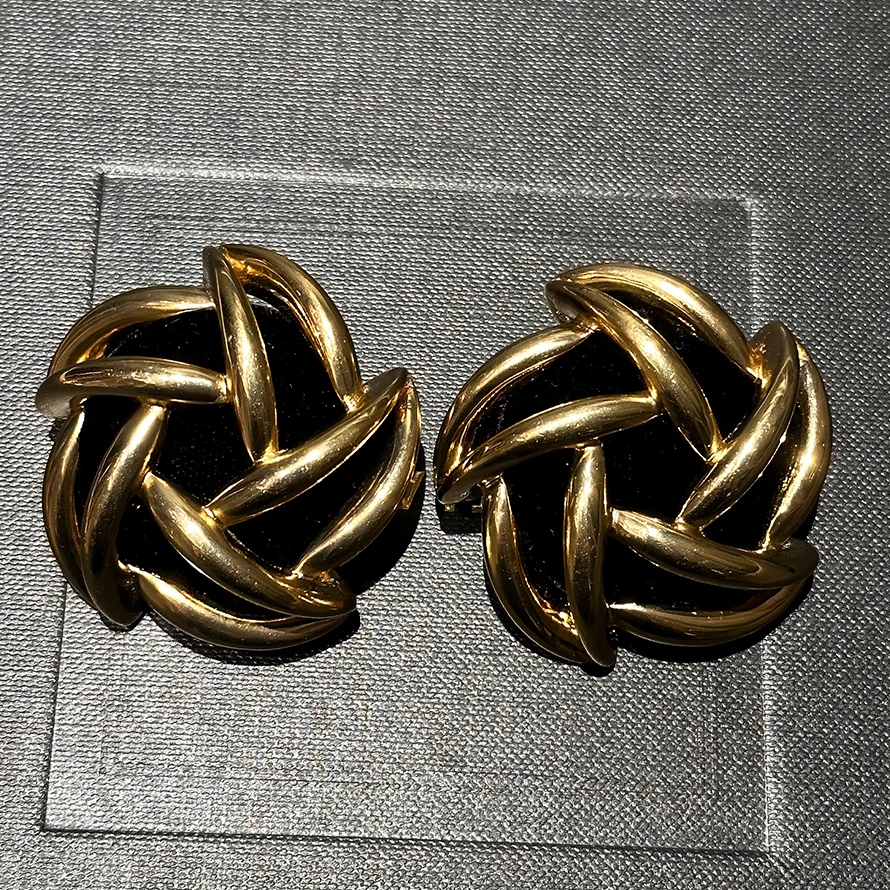 2026 Hot Famous Designer Brand Black Velvet Round Earrings Top Quality Ear Clip Women Europe Luxury Jewelry Trend