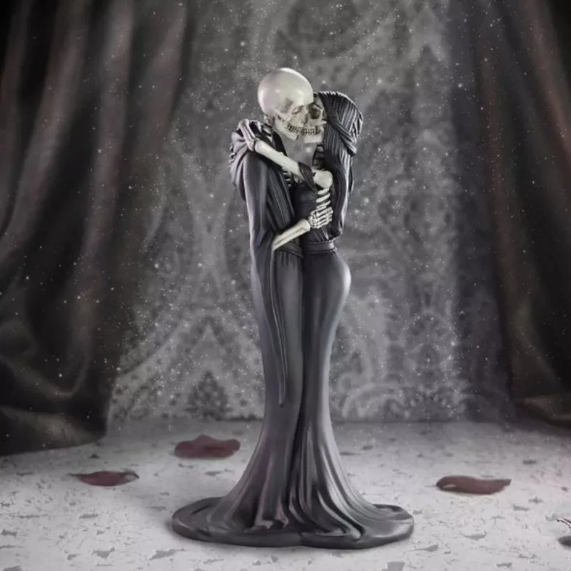 1 PC Gothic Halloween Skull Couple Statue Eternal Kiss Figurine Dark Aesthetic Decor Miniatures Romantic Festive Gift for Lovers