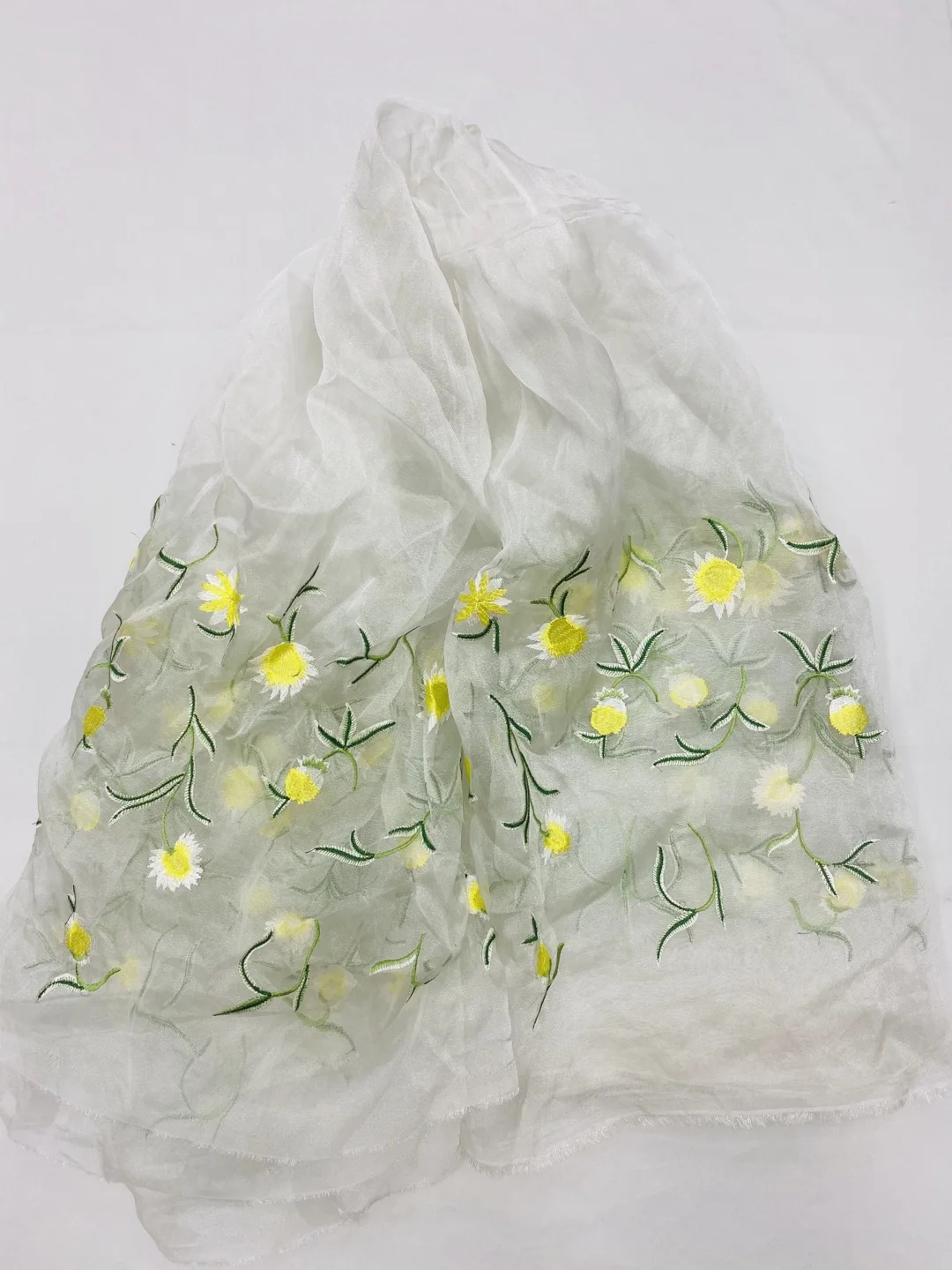 Organza com planta tropical, renda bordada simétrica