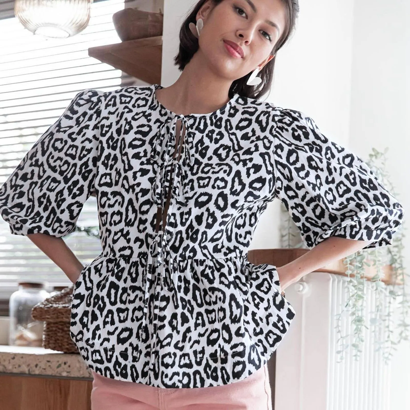 

Summer Women's Shirt 2024 New Fashion Leopard Print Ruffle Hem Blouse Shirt Front Tie Bubble Short Sleeve Loose Shirt Blouse