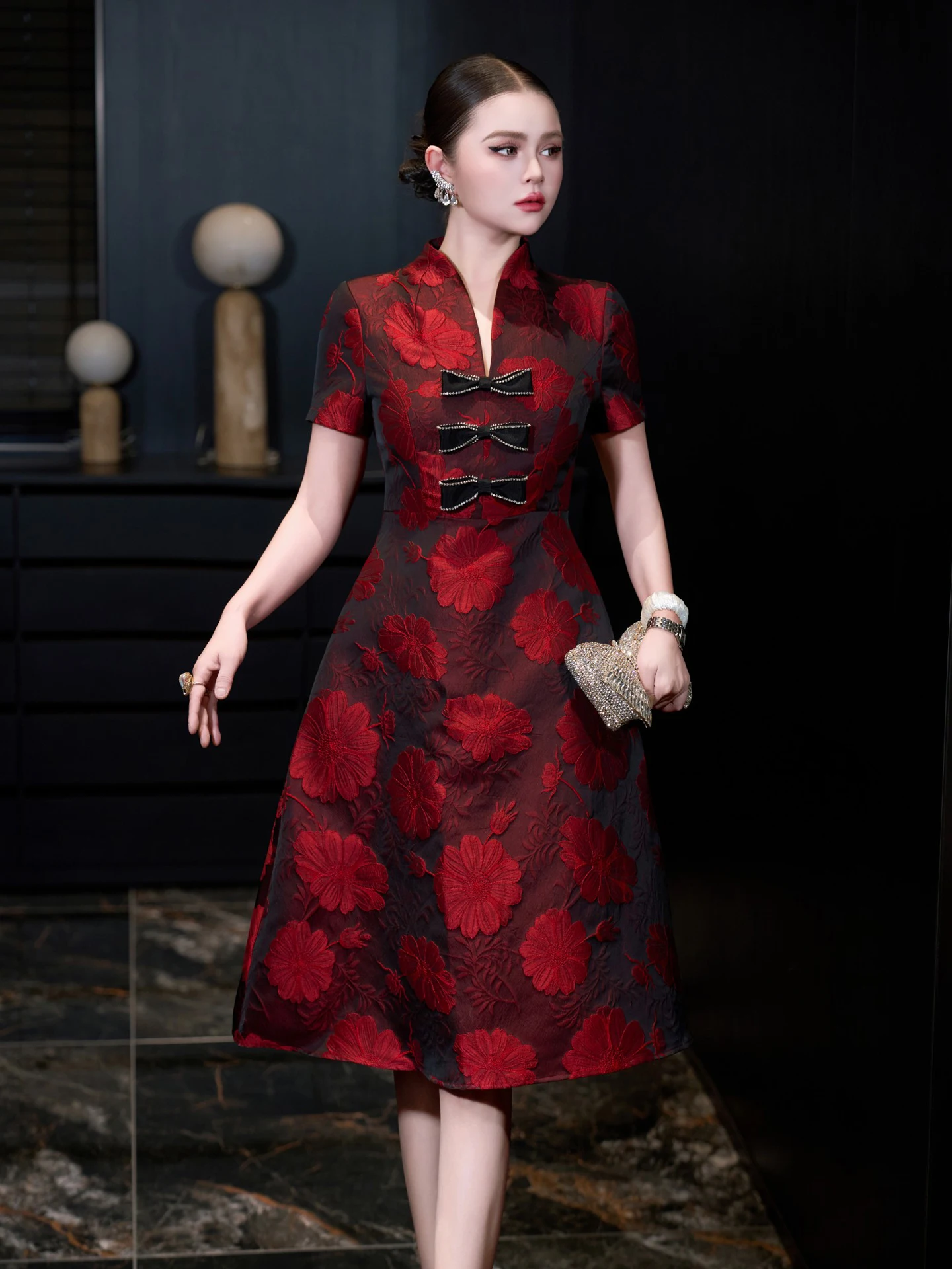 

Элегантное ретро-платье с цветочной вышивкой для женщин, с коротким рукавом, V-образным вырезом, приталенное, стройнящее, премиум-класса, для торжественных мероприятий, красное.