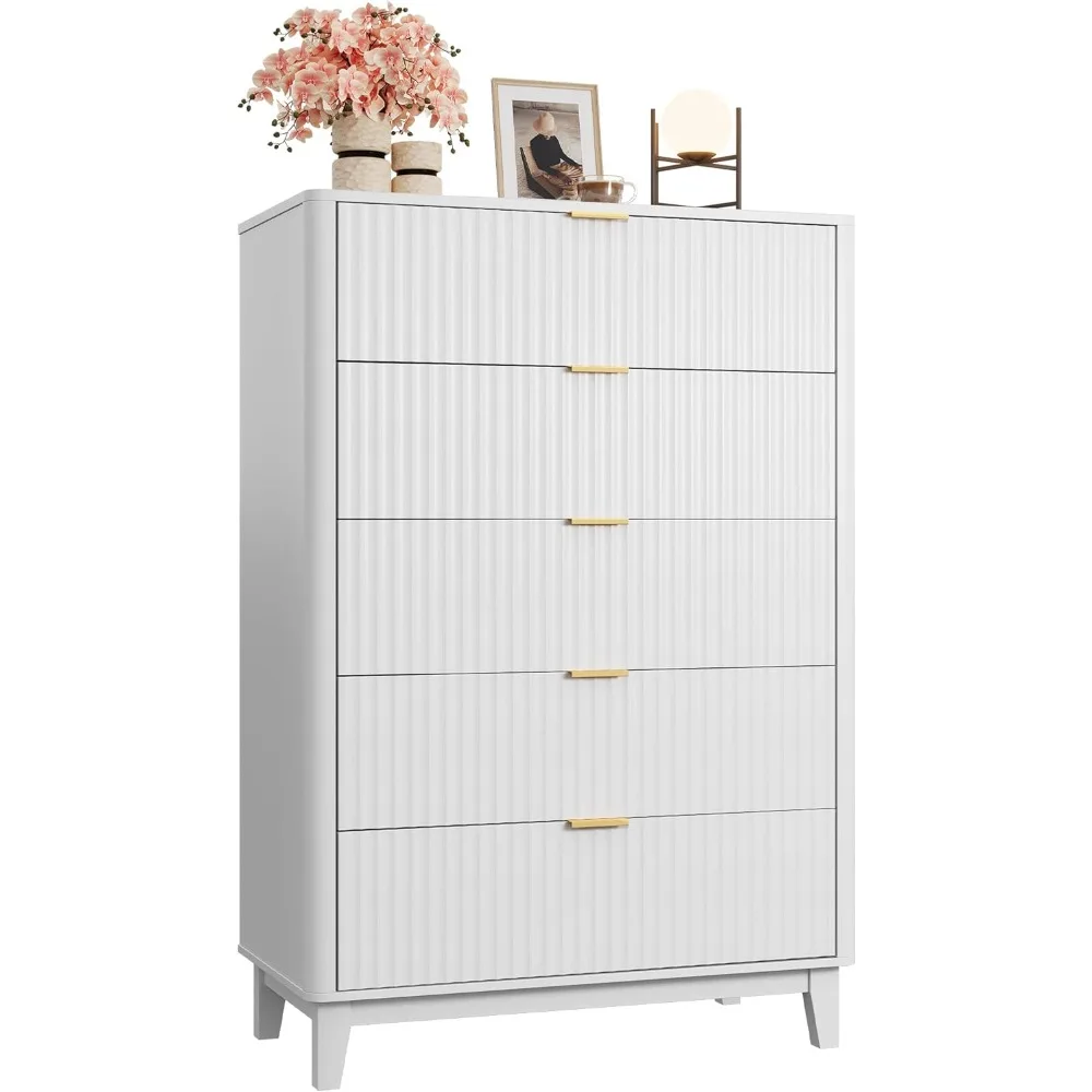 Cassettiera moderna in legno scanalato a 5 cassetti della metà del secolo con maniglie dorate, altezza 46,26 pollici per camera da letto