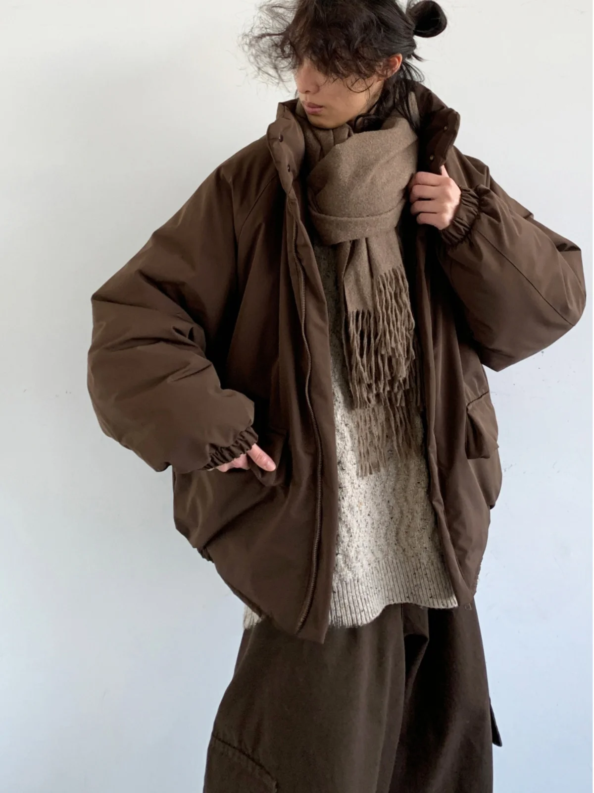 

Ретро-японская хлопковая куртка с воротником-стойкой, свободного кроя, с вставками на плечах, очень теплая, модная, на молнии, длинная.