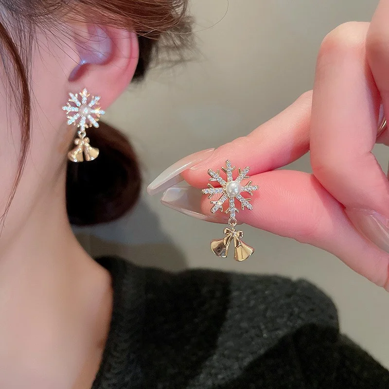 Pendientes delicados de cristal con forma de copo de nieve para mujer, campana de Navidad a la moda, Piercing de árbol de Papá Noel, joyería colgante de Navidad y Año Nuevo