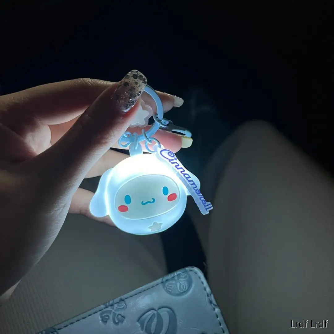 سلسلة مفاتيح داروما الرسمية سينامورول كورومي LED تضيء سحر محظوظ لحقيبة الحظ تزيين السيارة هدية لطيفة