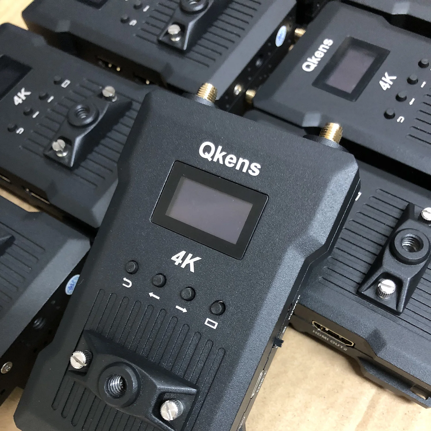 �y�Z�[�����zJM300 Pro 4K ���C�����X�`���f�B�X�v���C�A�_�v�^�[ 250m 5.8G �f���A��HDMI�G�N�X�e���_�[ �r�f�I���M�@�Ǝ�M�@ �o�b�e���[�X���b�g�t��