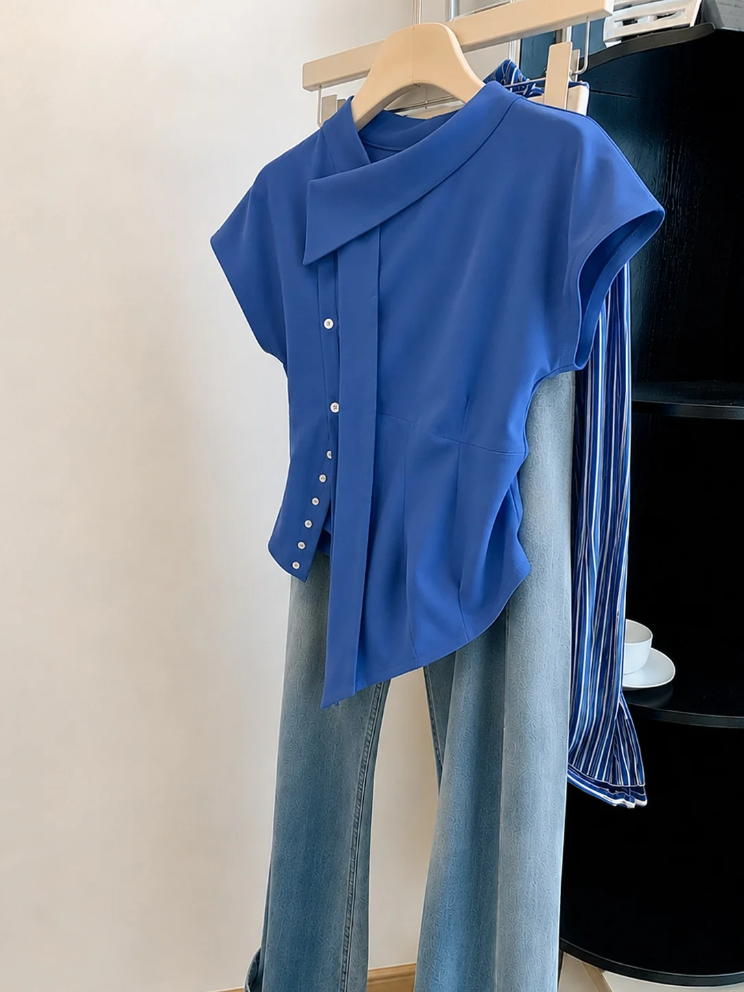 Camisa de manga corta con dobladillo asimétrico y fajín azul Klein para mujer, estilo casual ajustado de verano, sin hombreras