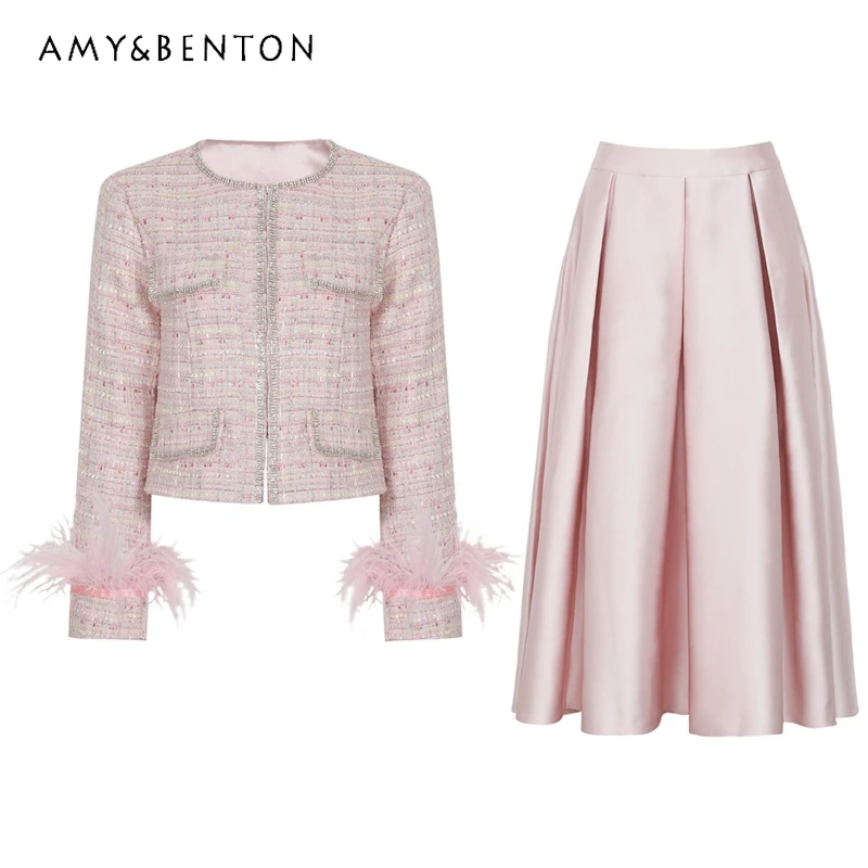 

Комплект: Женский топ-жакет в французском стиле с розовыми перьями и плиссированная длинная юбка. Новинка Весна-Осень 2026.