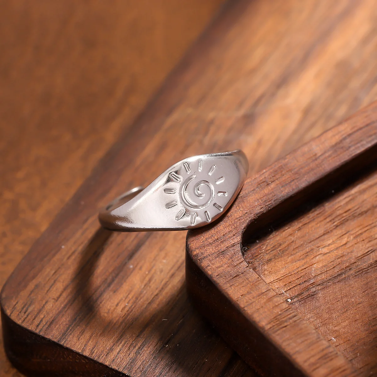 حلقة من الفولاذ المقاوم للصدأ مطلية بالذهب بأشعة الشمس الفاخرة الخفيفة، معدن ثقيل مقاوم للماء وغير يتلاشى، مع حلقة إصبع قابلة للتعديل #5