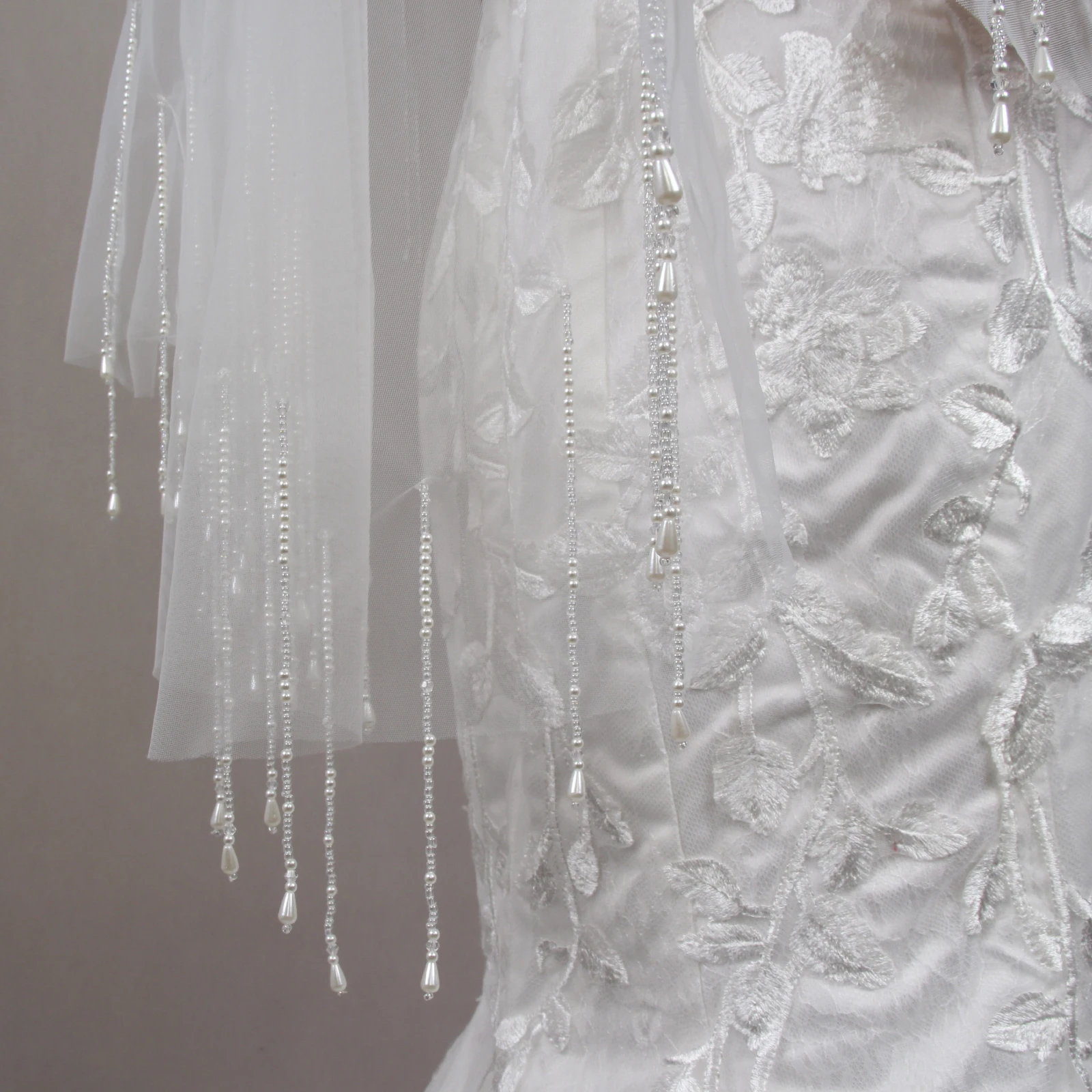صورة مادية لحجاب يغطي الوجه بشرابة العروس مع لآلئ وكبيرة صغيرة وكبيرة ومزودة بالكريستال G44 مخيط يدويًا