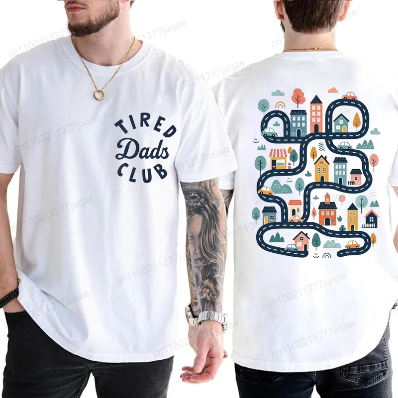 Tired Dads Club Herren-T-Shirt: Bauarbeiter-Vater spielt mit Autos auf dem Vater-Rücken – Kreative T-Shirts für den Weg, die Autorennbahn und als Geschenke für Papa – Detail 5