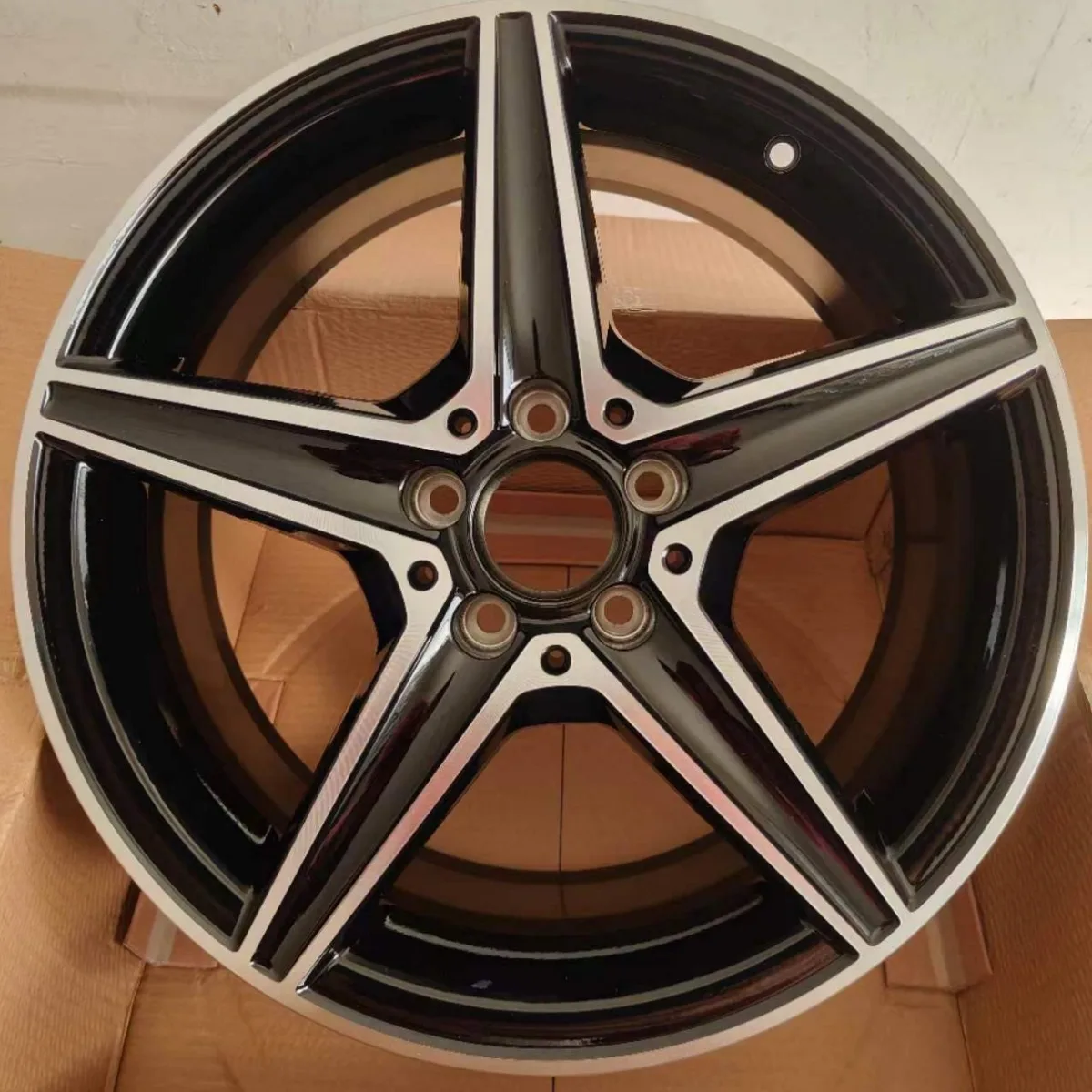 

Подходит для литья 18-дюймовых автомобильных колес, подходит для Mercedes-Benz E-Class S-Class спереди и сзади с модифицированной ступицей колеса E300L.