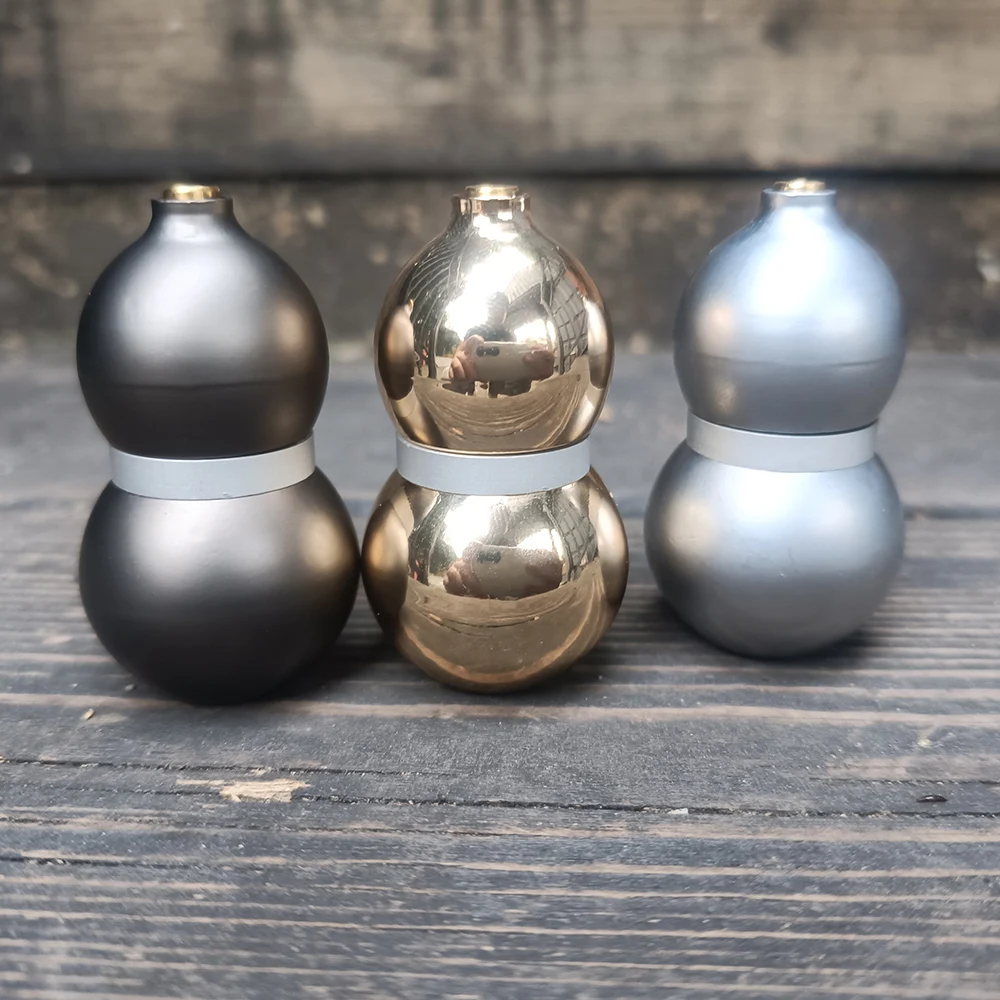 이 금속 호리병 모양의 피젯 스피너는 자석 버튼과 슬라이더가 있어 휴대가 간편하고 스트레스 해소에 도움이 됩니다.