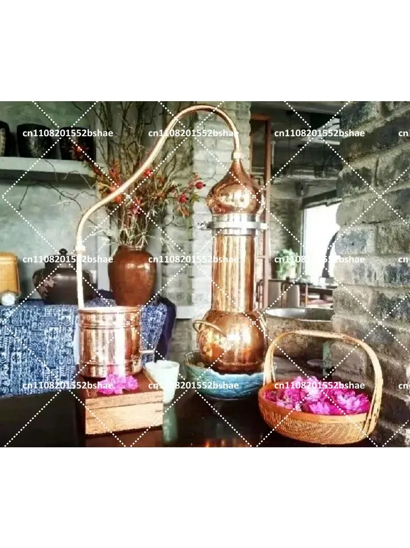 Copper still for home use; small, ancient distillation device with 2 liters; water pump and pipe included.