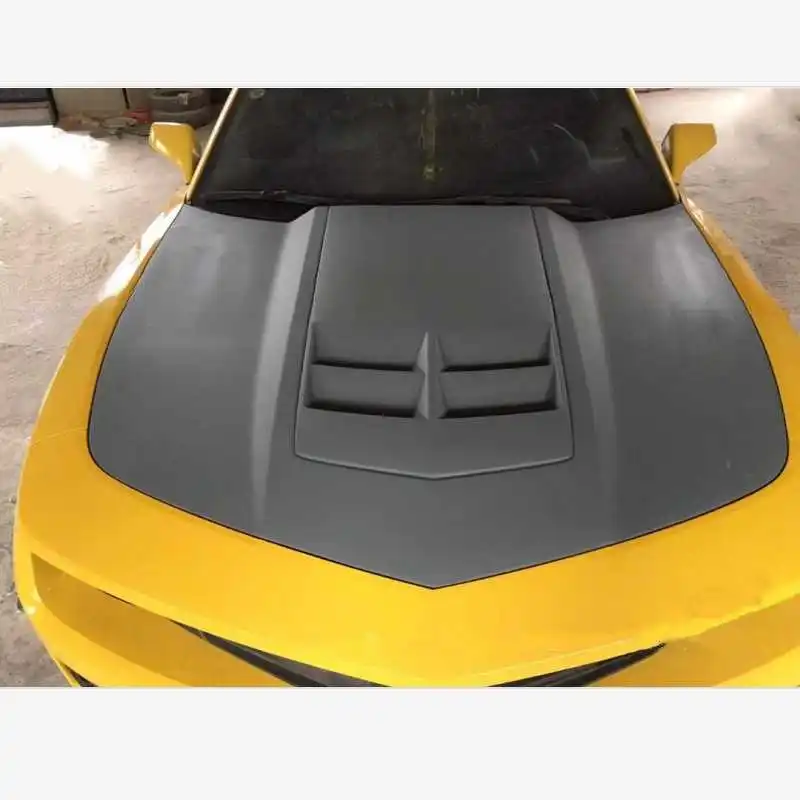 Suitable for the fifth-generation Chevrolet Camaro and Camaro ZLI, this is a split-style hood, engine cover, half-carbon fiber