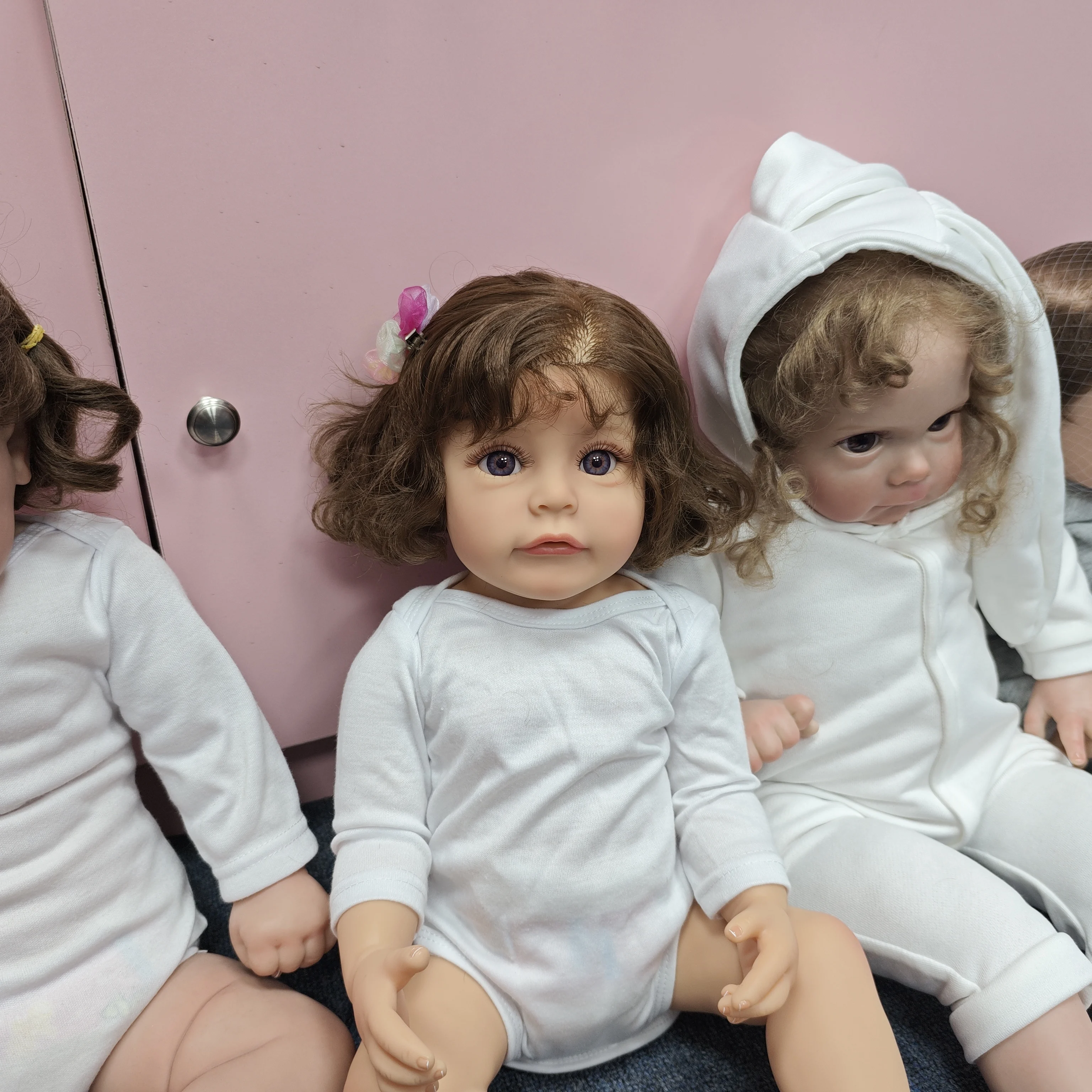 22 inch vinyl herboren meisjespop, zeldzame editie, schattige uitdrukking met blauwe ogen en bruin haar, prachtige realistische kenmerken,