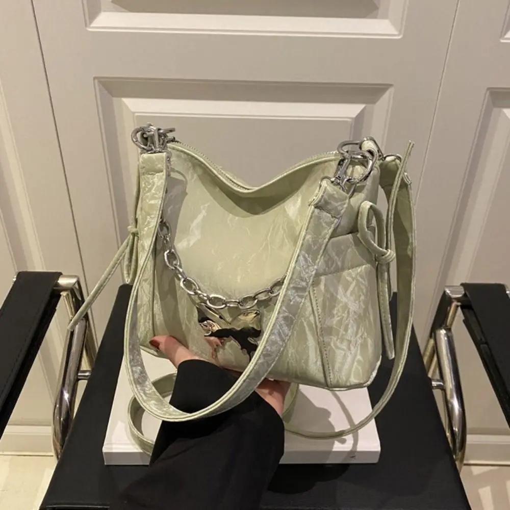 

Сумка-мессенджер с декором в виде бабочек, серебристая, с металлической цепочкой и жемчугом, на шнурке, в корейском стиле, универсальная