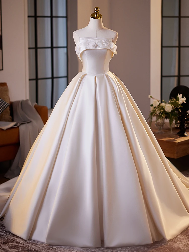 

Новое свадебное платье Ele Satin Light 2025: Простое винтажное платье с пышной юбкой и длинным шлейфом для использования в отелях и залах.