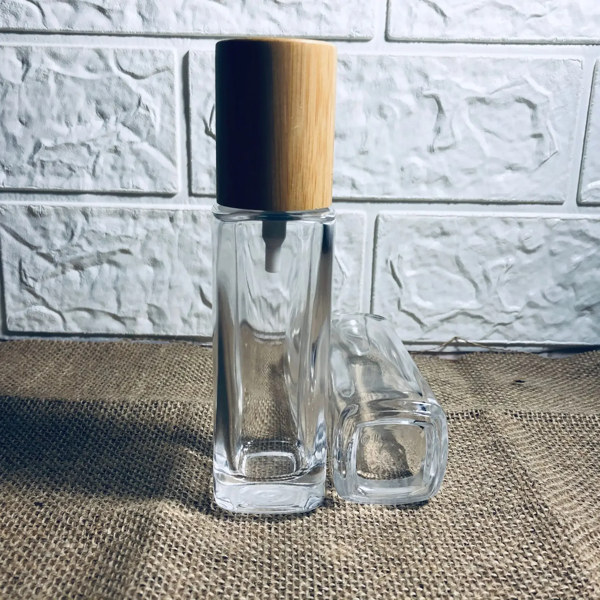 CBD aceite de cáñamo botella cuentagotas de vidrio de bambú botella de perfume cuadrada vidrio loción cosmética ecológica botella con pulsador tapa de bambú