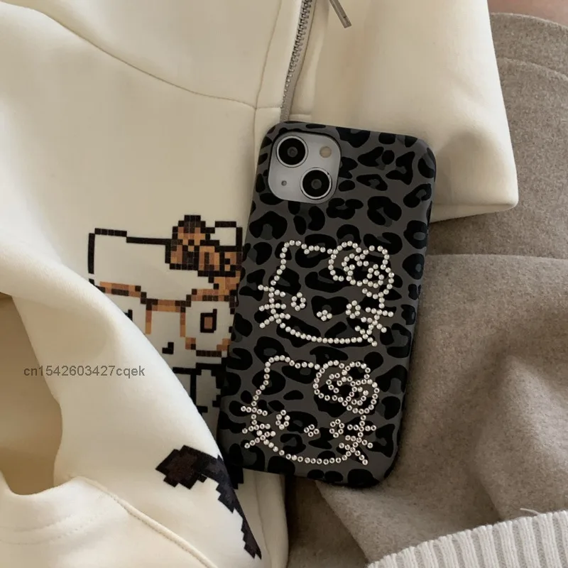 Sanrio Hello Kitty Handyhülle mit Leopardenmuster und Strass-Design, geeignet für iPhone 16 15 14 Pro Max 13, Nischen-Handyhülle für Damen