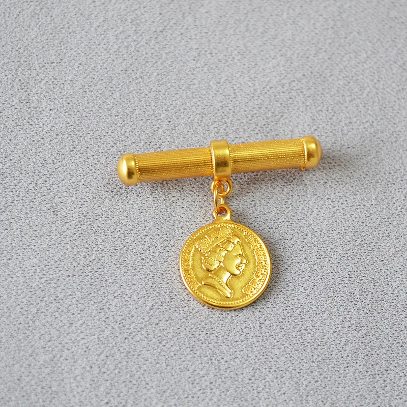 Unisex gold plated medal brooches with queen and prince emboss coin pendant europe brooches