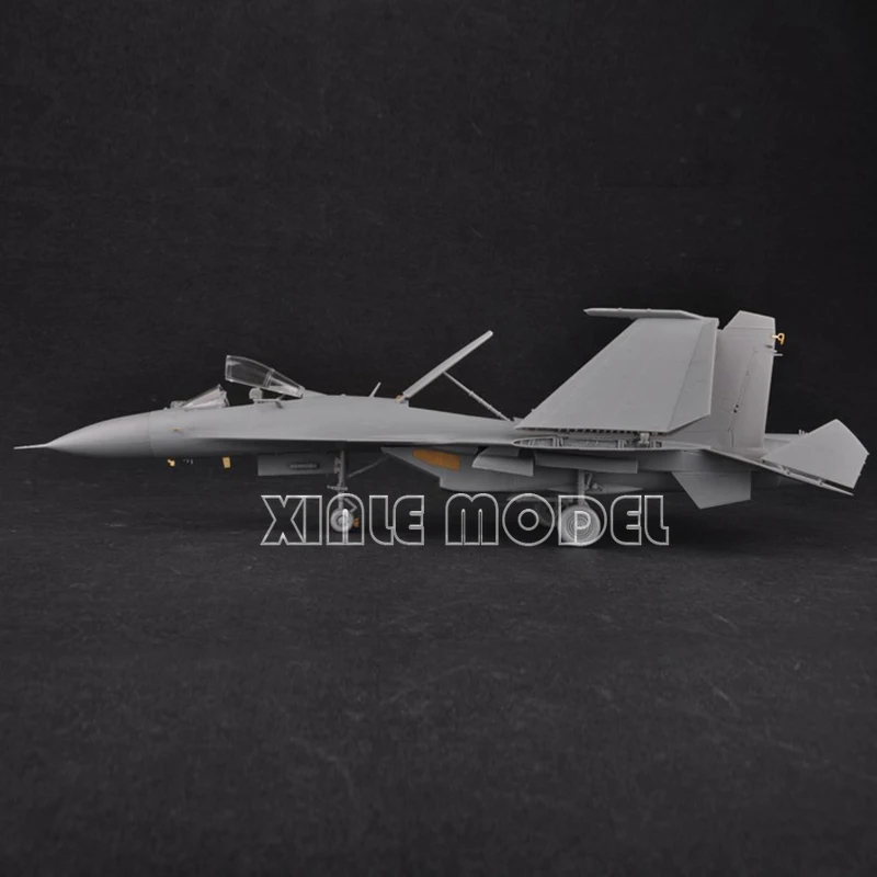 ชุดโมเดลเครื่องบินประกอบพลาสติกทรัมเปเตอร์ 01668 จีน J-15 1/72